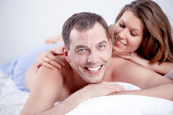 رجل وامرأة في السرير